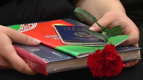 В Калинковичах отметили юбилей Конституции вручением паспортов