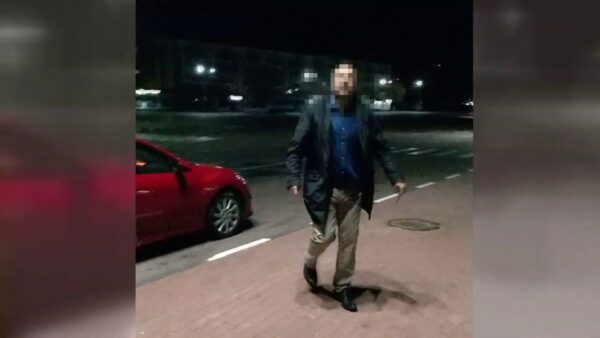 В Мозыре двое мужчин устроили разборки с незнакомыми парнями. Один из дебоширов схватился за ножи, столовые