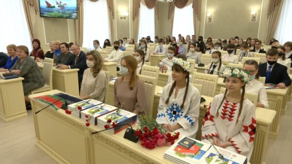 В Мозырском райисполкоме торжественно вручили паспорта молодым мозырянам