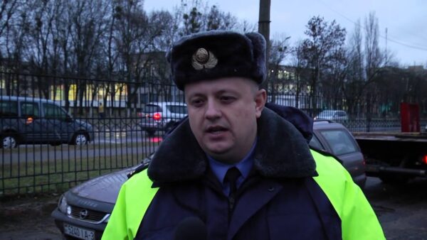 В необычном дорожном происшествии сейчас разбираются госавтоинспекторы. Когда стражи дорог приехали на место ДТП, то увидели только покорёженное брошенное авто. Ни водителя, ни пассажиров поблизости не было