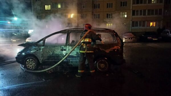 В соседних Калинковичах вчера вспыхнул автомобиль