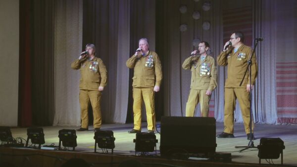 В «Строителе» прошел концерт, посвященный 34-ой годовщине вывода советских войск из Афганистана. На сцене была группа «Славяне»