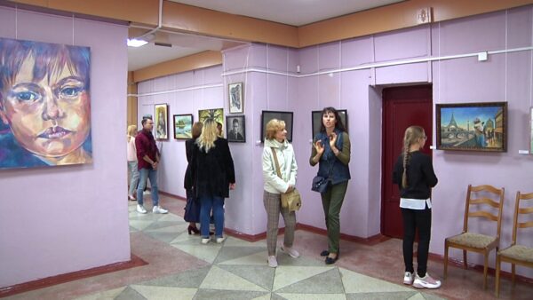 В Выставочном зале на улице Советской продолжает работу знаменитая ежегодная выставка «Фарбы Палесся»