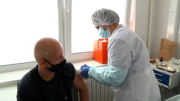 Вакцинироваться без отрыва от производства. Мобильный пункт вакцинации против КОВИД-19 развернулся в здравпункте Мозырского нефтеперерабатывающего завода