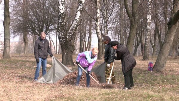 Весна – самое время приводить в порядок улицы, дворы, парки. В субботу трудовой десант исполкома высадился на Кургане Славы