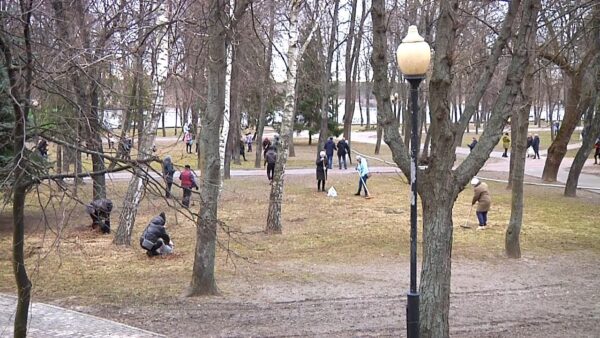 Весна – время наводит порядок. 18 марта мозыряне вышли на областной субботник: активно убирали родной город и собирали средства на реконструкцию мемориального комплекса в Озаричах