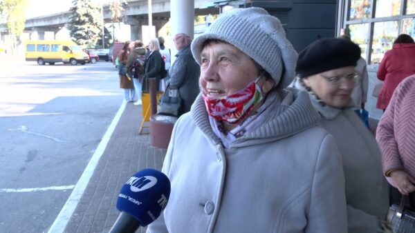 Внимание, забота и открытки с любовью. Волонтеры красного креста поздравили пожилых мозырян