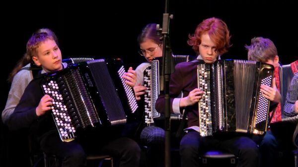 Воспитанники детской школы искусств №2 выступили на сцене Мозырского драматического театра. Зрителями отчетного концерта стали родители, друзья и педагоги.
