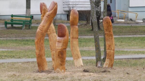 Загадка пальцев, кстати, из дуба, раскрыта. Съемочная группа телеканала встретилась с автором инсталляции