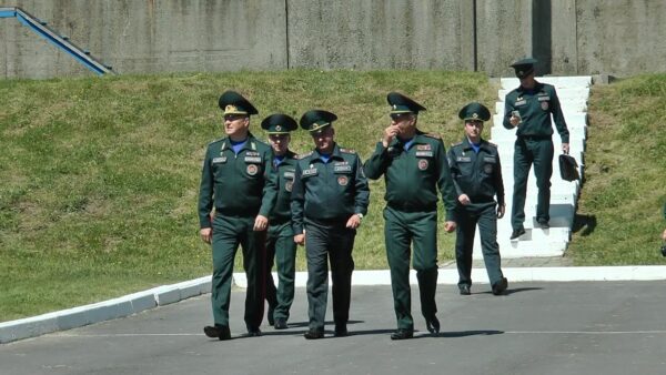 Задачи, награды и подарки. Министр МЧС посетил Мозырь