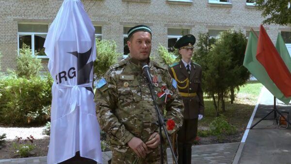 На территории 8 школы установили бюст Герою Советского Союза Михаилу Катаеву