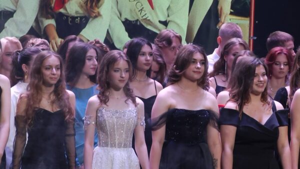 Vivat, взрослая жизнь! Прощай лицей! В Городском Дворце культуры собрались лицеисты-выпускники