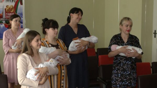 Белорусские вышиванки подарили новорожденным в Мозыре