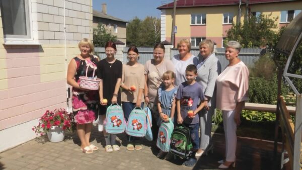 «Соберем портфель вместе». Подарки от БСЖ передали воспитанникам дома семейного типа в Мозыре