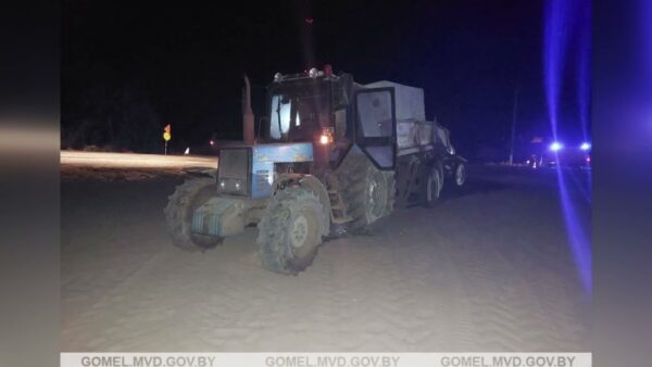 «Джили» столкнулась с трактором. 8 сентября в Калинковичском районе произошло ДТП