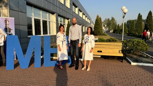 ФОТОФАКТ. Акция ко Дню народного единства прошла у проходной Мозырского НПЗ