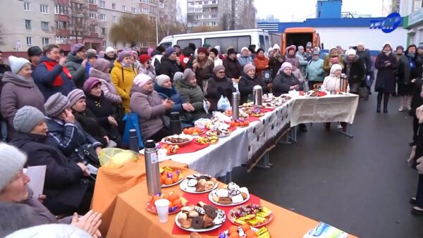 На Полесской для пенсионеров организовали новогодний утренник.