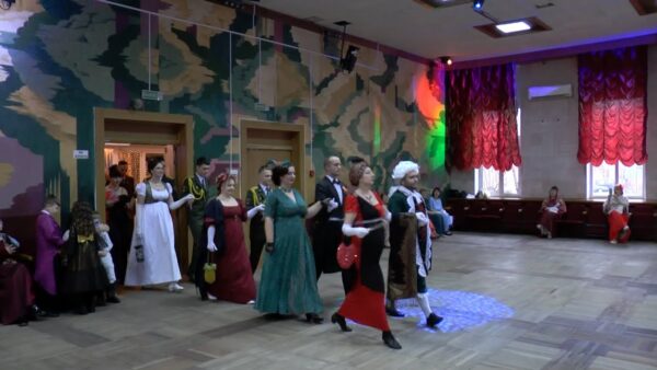 Зимний бал-маскарад собрал самых экстравагантных дам Мозыря и их галантных кавалеров