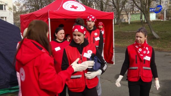 Неожиданно для всех официоз превратился в зрелищное шоу. Красный Крест подводил итоги работы