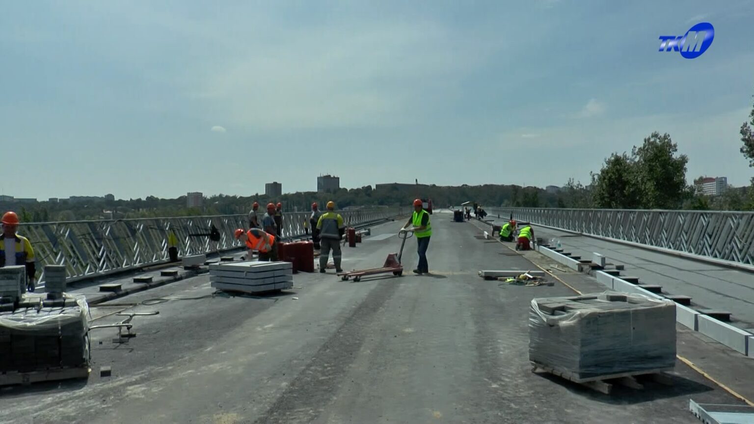 Анатолий Сивак проинспектировал ход работ по реконструкции моста через Припять