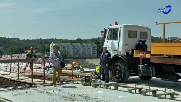 Движение судов, в том числе и маломерных, под строящимся мостом ограничено!