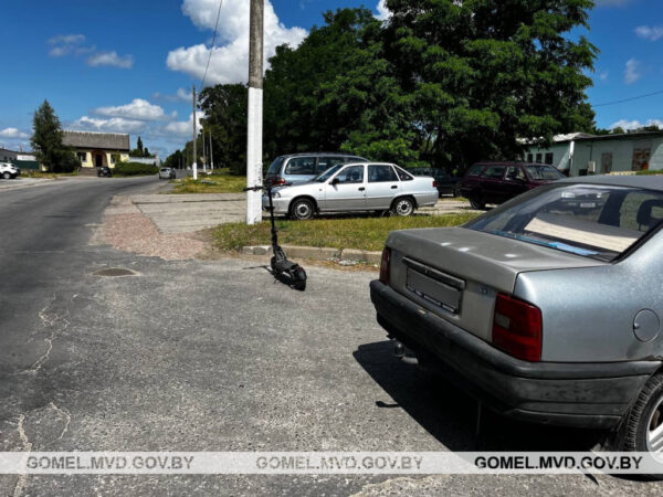 В Мозыре мужчина на электросамокате попал под машину