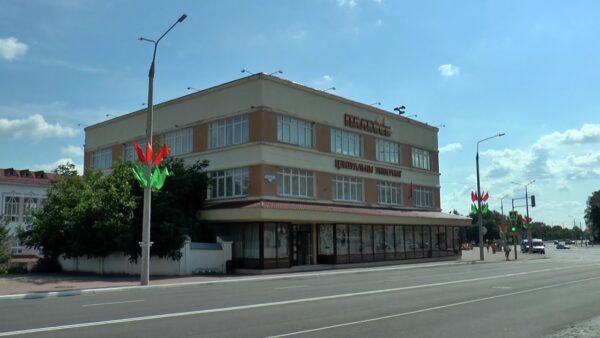 Сезон школьной торговли открыли в универмаге «Полесье»