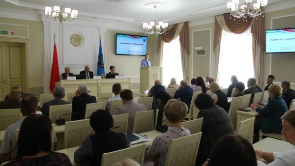 Борьба с коррупцией и выполнение госпрограммы «Здоровье народа и демографическая безопасность» – в центре внимания депутатов