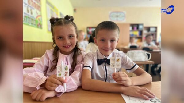 «Букет добра» больших размеров собрали мозыряне в День знаний. Классы сразу нескольких школ стали участниками ежегодной благотворительной акции.