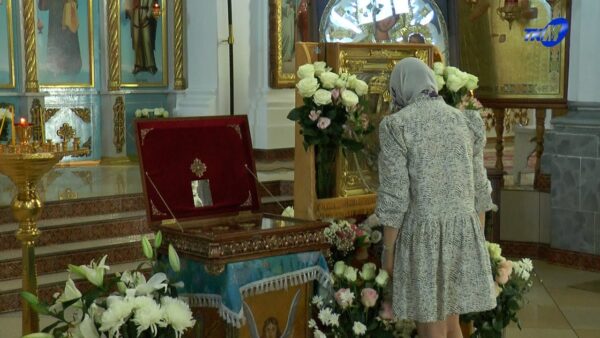 В Свято-Михайловском кафедральном соборе можно прикоснуться к иконе «Юровичская-Милосердная» и к мощам святых