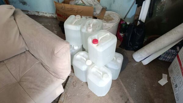 Самогон, спирт и брага. Около 200 литров незаконно хранящегося алкоголя изъяли правоохранители