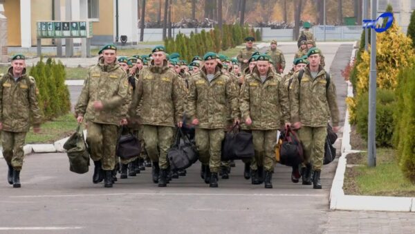 В Мозырском пограничном отряде провожали дембелей. Прощальный марш по плацу, а за воротами – сюрприз