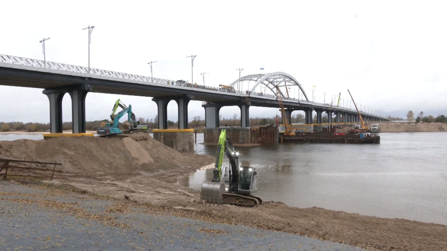 На финише строительных работ. «Речники» трудятся на площадках возле автомобильного моста