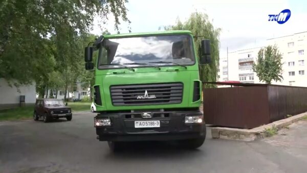 Не паркуйте авто около мусорных площадок! Это мешает работе спецтранспорта ЖКХ