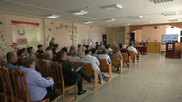 Единый день информирования в Осовецком сельсовете провел председатель райисполкома Александр Веремеев