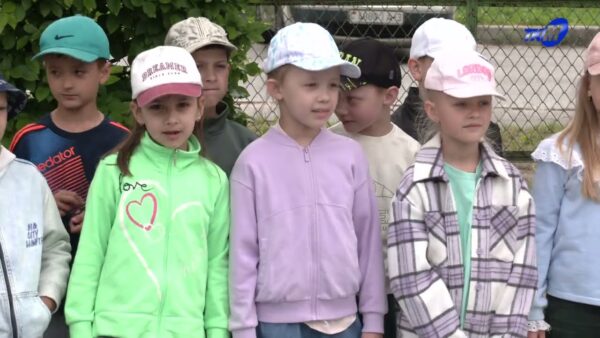 Каникулы под контролем депутата. Один день в школьном лагере с Оксаной Ковальковой