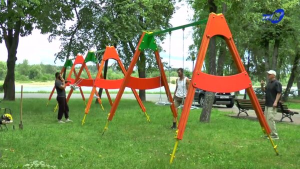 Сегодня в парке неподалеку от центральной детской площадки появилась еще одна игровая зона