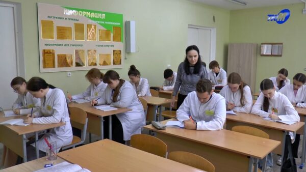 Учащиеся медицинского колледжа принимают первые поздравления с профессиональным праздником