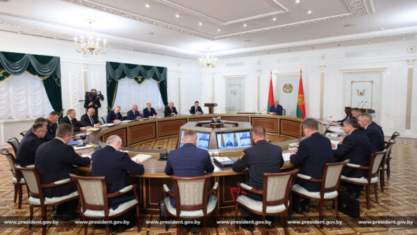Александр Лукашенко сегодня провел селекторное совещание по вопросам уборочной кампании