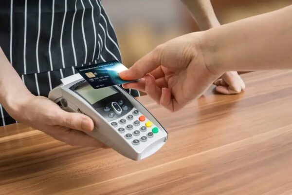 В Мозыре женщина нашла чужую банковскую карту и потратила почти 600 рублей