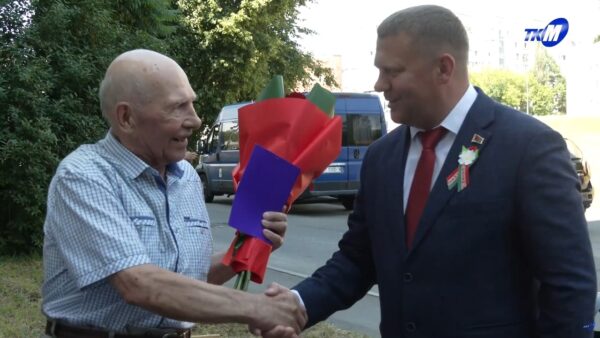Сказать теплые и важные слова. Блокадника Ленинграда Юрия Бабанова поздравил председатель райисполкома Александр Веремеев