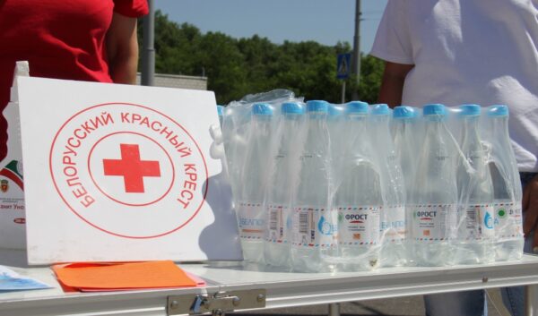 Как безопасно перенести сильную жару, напомнили мозырянам в Красном Кресте