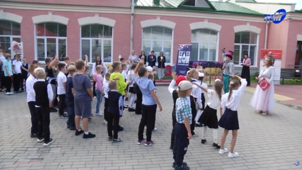 Подарки ко Дню знаний от Русского дома и Красного Креста получили юные жители Мозырщины