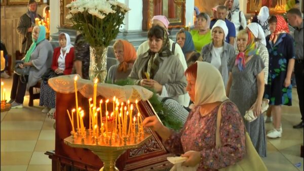 Православные верующие отмечают Яблочный Спас