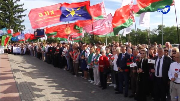 День Единства – это день силы нации. Сотни мозырян собрались на Кургане Славы