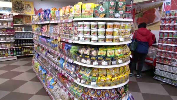 Украл бутылку водки на глазах у продавца. Кража или грабеж? Репортаж с конкретными примерами