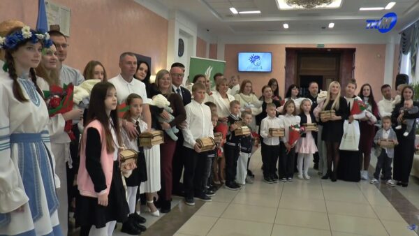 В рамках республиканского проекта «Трэці – Бацькаў» Белорусская партия «Белая Русь» вручала «Бацькавы кашулі»